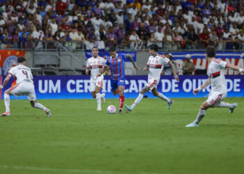 Com gritos de “olé”, Bahia é goleado, em casa, pelo Flamengo