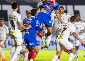 Debaixo de muita chuva e com Neymar expulso, Bahia cede empate ao Santos no apagar das luzes