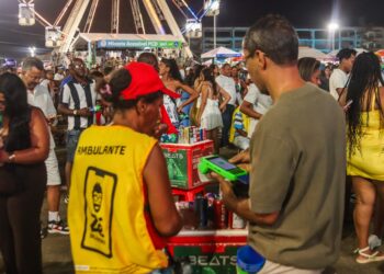 Inscrições para ambulantes que desejam trabalhar no Carnaval e em outras festas populares encerram nesta quarta (21)