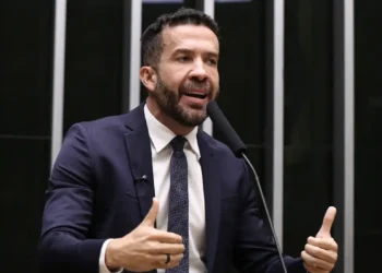 Deputado André Janones é internado com arritmia em São Paulo