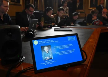Belga que descobriu menor partícula do universo recebe Nobel da Física