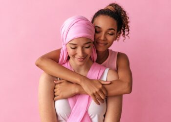 Câncer de mama avança entre mulheres jovens e acende alerta sobre fertilidade