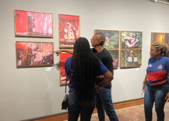 Estudantes da rede estadual de Salvador conhecem acervo de obras de arte durante visita guiada a museus da cidade