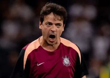Fernando Diniz é demitido do Corinthians após derrota para o Inter na volta do Brasileirão