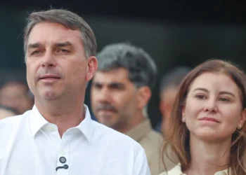 Avião com Flávio Bolsonaro e família segue para Miami