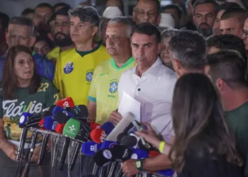 Moraes manda Flávio entregar passaporte e o proíbe de deixar o país