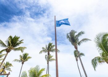Camaçari se destaca no Nordeste e amplia de duas para quatro as praias certificadas pelo Bandeira Azul