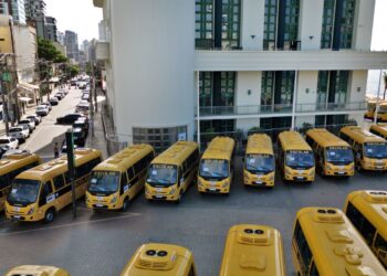 Jerônimo Rodrigues entrega 101 ônibus escolares rurais para ampliar transporte de estudantes em municípios baianos