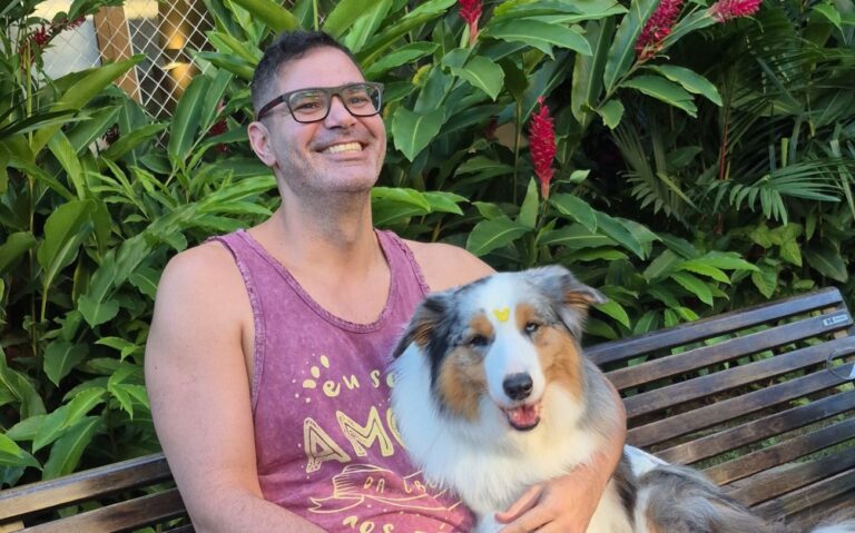 Hebert Aguiar com o cachorro Twix que atua na cãoterapia na Florence Hospital de Transição Credito Divulgacao Florence Hospital de Transição