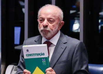Lula faz campanha em MG e celebra fim da jornada 6×1