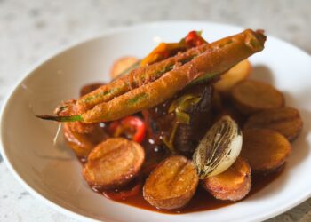 Bistrô Casa Tua lança menu a preço fixo, unindo técnicas francesas e identidade brasileira