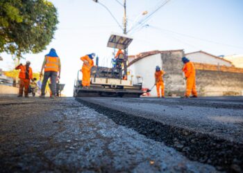 Obra da nova Avenida Acajutiba avança com recapeamento asfáltico