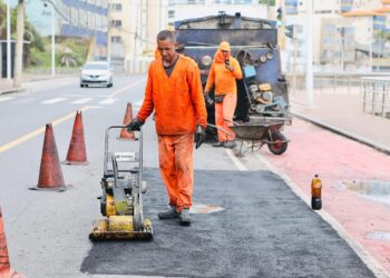 Prefeitura aplica média de 15,7 mil toneladas de asfalto por mês em ruas e avenidas de Salvador