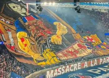 Barcelona denuncia PSG à UEFA após mosaico em confronto da Champions