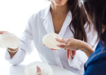 Prótese de silicone pode aumentar ou reduzir o risco de câncer de mama?