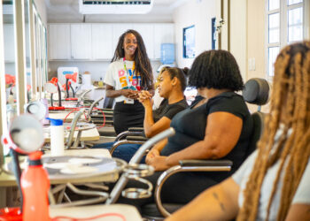 Qualifica Mulher inicia curso de manicure e pedicure na Carreta da Beleza