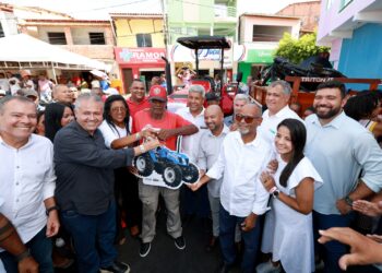 Terra Nova recebe equipamentos agrícolas e tem obra de encosta autorizada