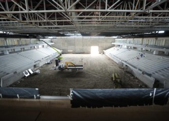 Prefeito vistoria construção da Arena Multiuso Antônio Balbino na Boca do Rio; obras estão 80% concluídas