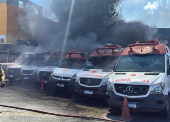 Incêndio danifica parede da feirinha do IAPI e provoca risco de desabamento em Salvador
