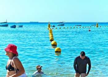 Boias de proteção completam um mês no Porto da Barra com aprovação de banhistas
