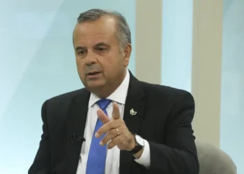 Senador diz que carta golpista de Flávio Bolsonaro foi um "desabafo"