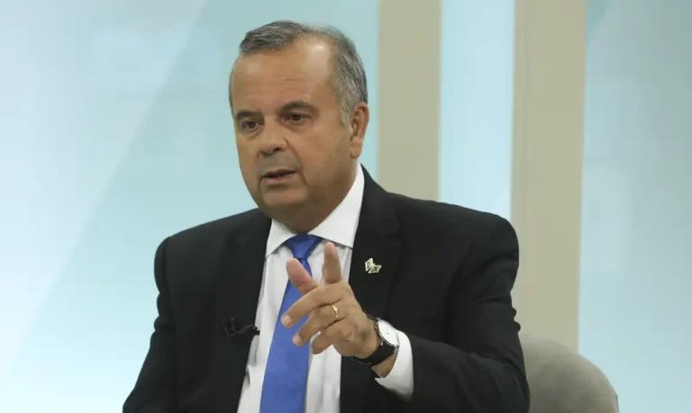 Senador diz que carta golpista de Flávio Bolsonaro foi um "desabafo"