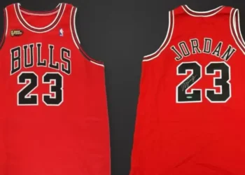 Camisa histórica de Michael Jordan é vendida por valor recorde de R$ 70 milhões
