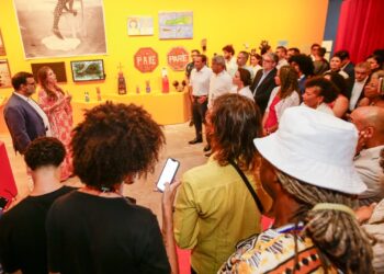 Margareth Menezes e Jerônimo Rodrigues visitam “Atlântico Sertão”, no Museu de Arte da Bahia