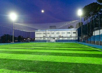 Prefeitura entrega arena de grama sintética requalificada em Vila Canária