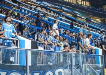 Grêmio suspende torcedor acusado de fazer gestos racistas no Gre-Nal