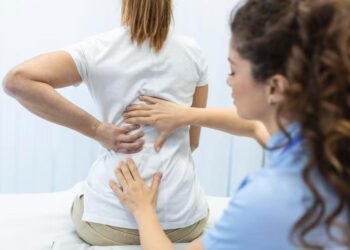 Dor nas costas pode estar relacionada ao câncer de mama; entenda os sinais de alerta