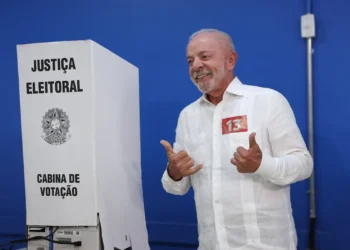 Lula vota e enaltece mobilização popular: “nunca vi nada igual”
