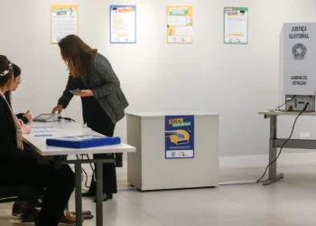 Colinha em papel e sem celular: saiba o que pode entrar na cabine