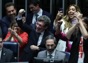 Senado aprova fim da escala 6×1 e redução da jornada de trabalho
