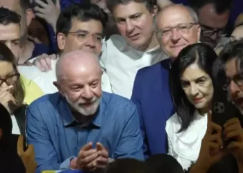 Lula exalta juventude e defende regulação das redes após reeleição
