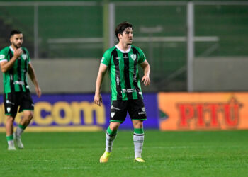 Eduardo Person celebra retorno aos gramados e vitória do América sobre o Cuiabá